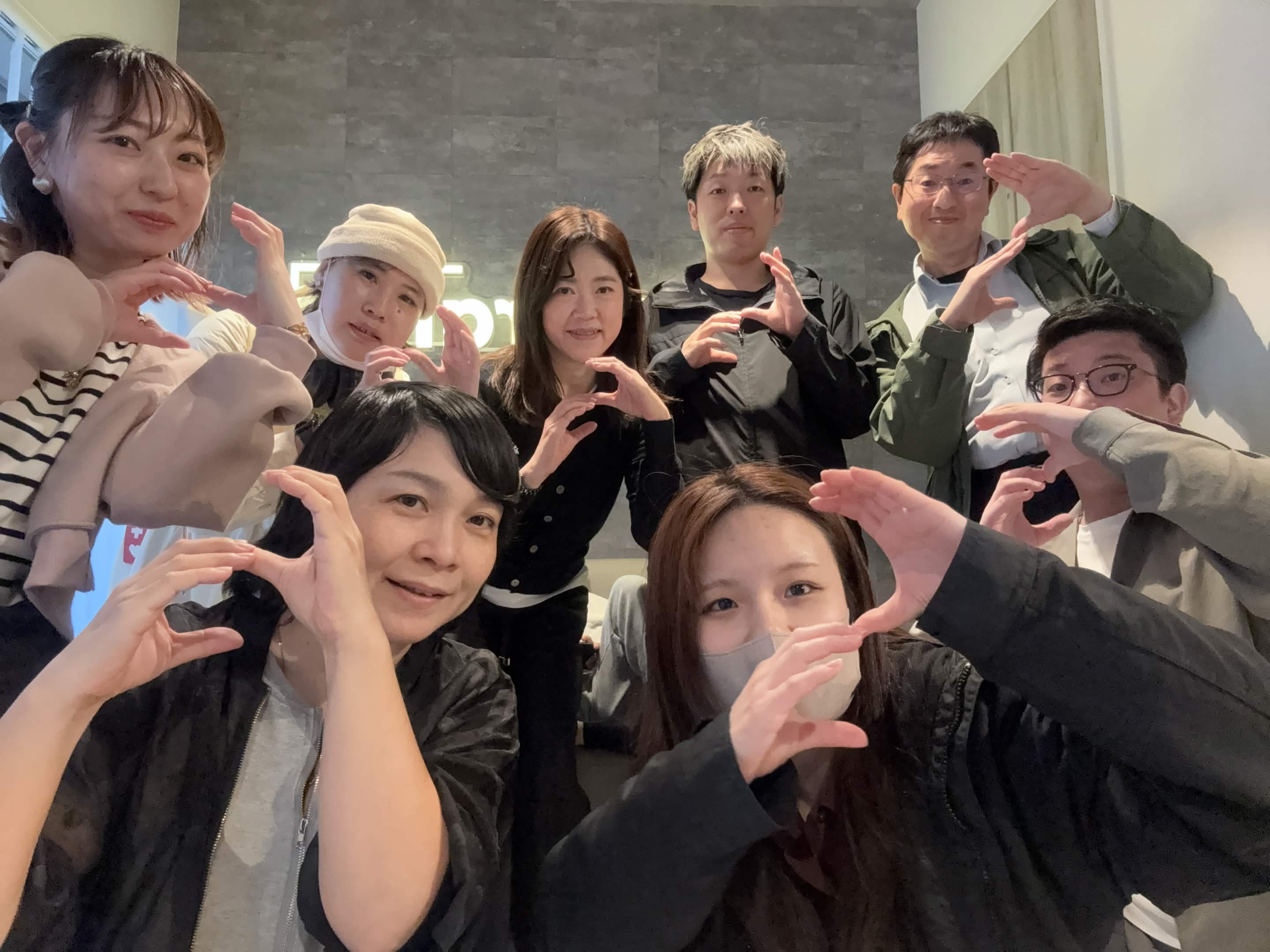 SEEDの講座生たちが集まって笑顔を見せる集合写真